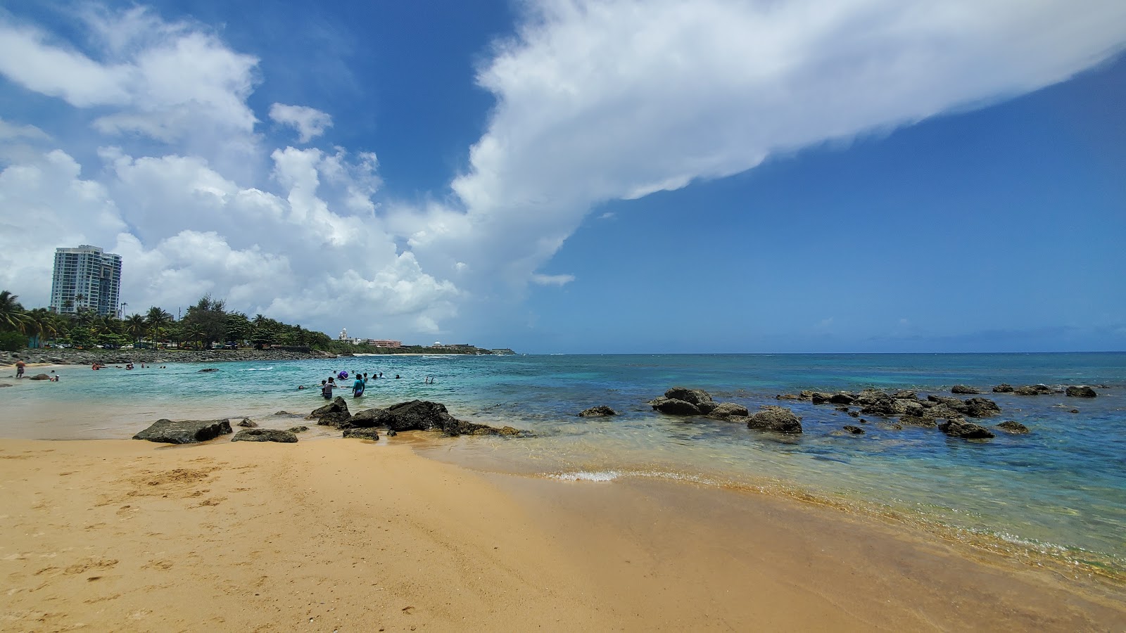 Escambron Beach 🏖️ San Juan, Puerto Rico - gedetailleerde kenmerken,  kaart, foto's, image size:1600x900