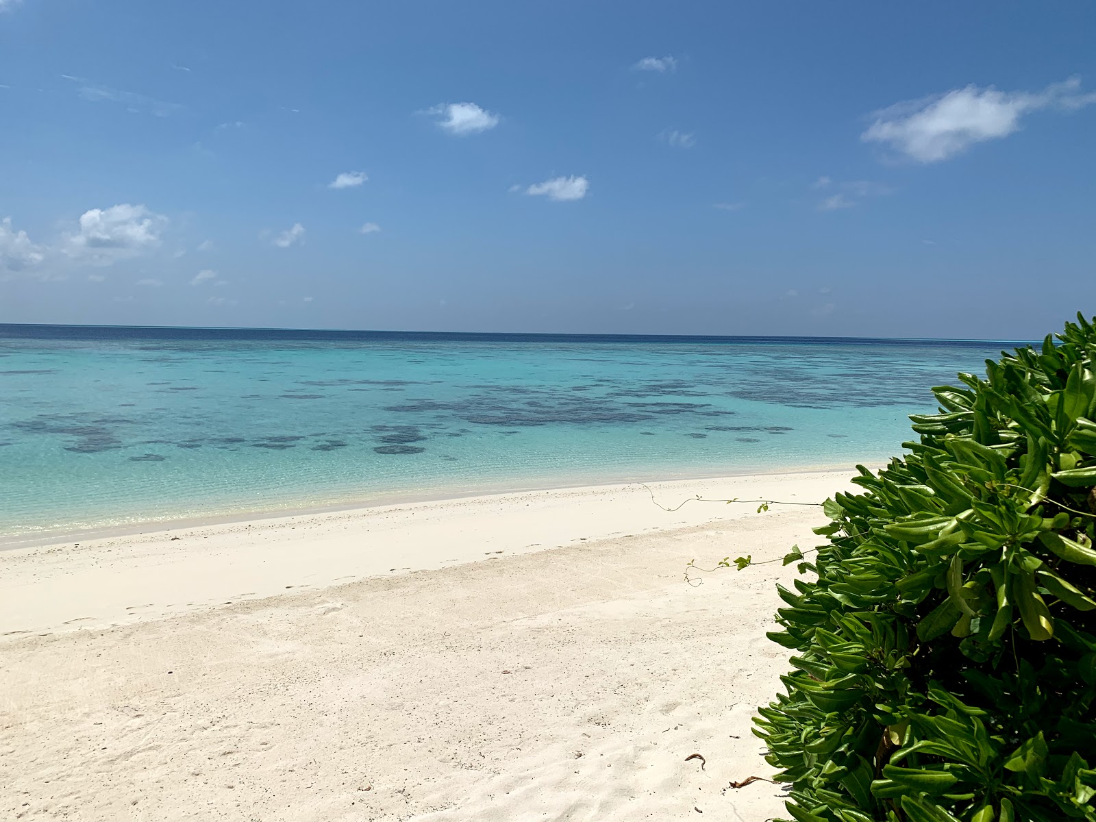 Foto av Meradhoo Beach med turkos rent vatten yta