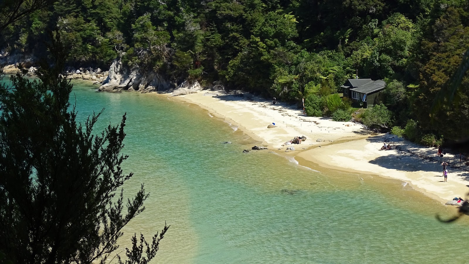 Foto de Stilwell Bay Beach com areia brilhante superfície