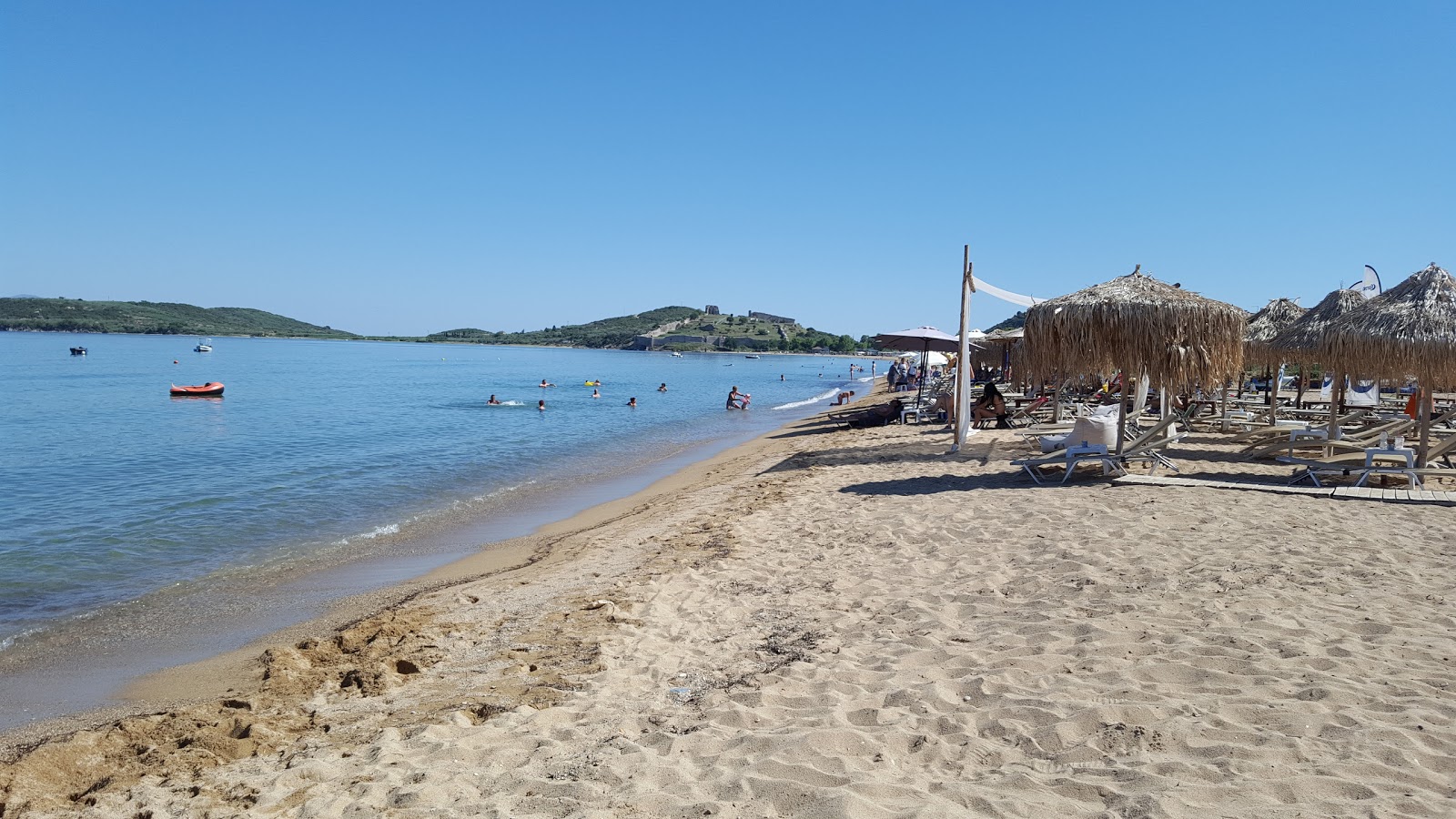 Foto di Nea Peramos beach con una superficie del sabbia beige