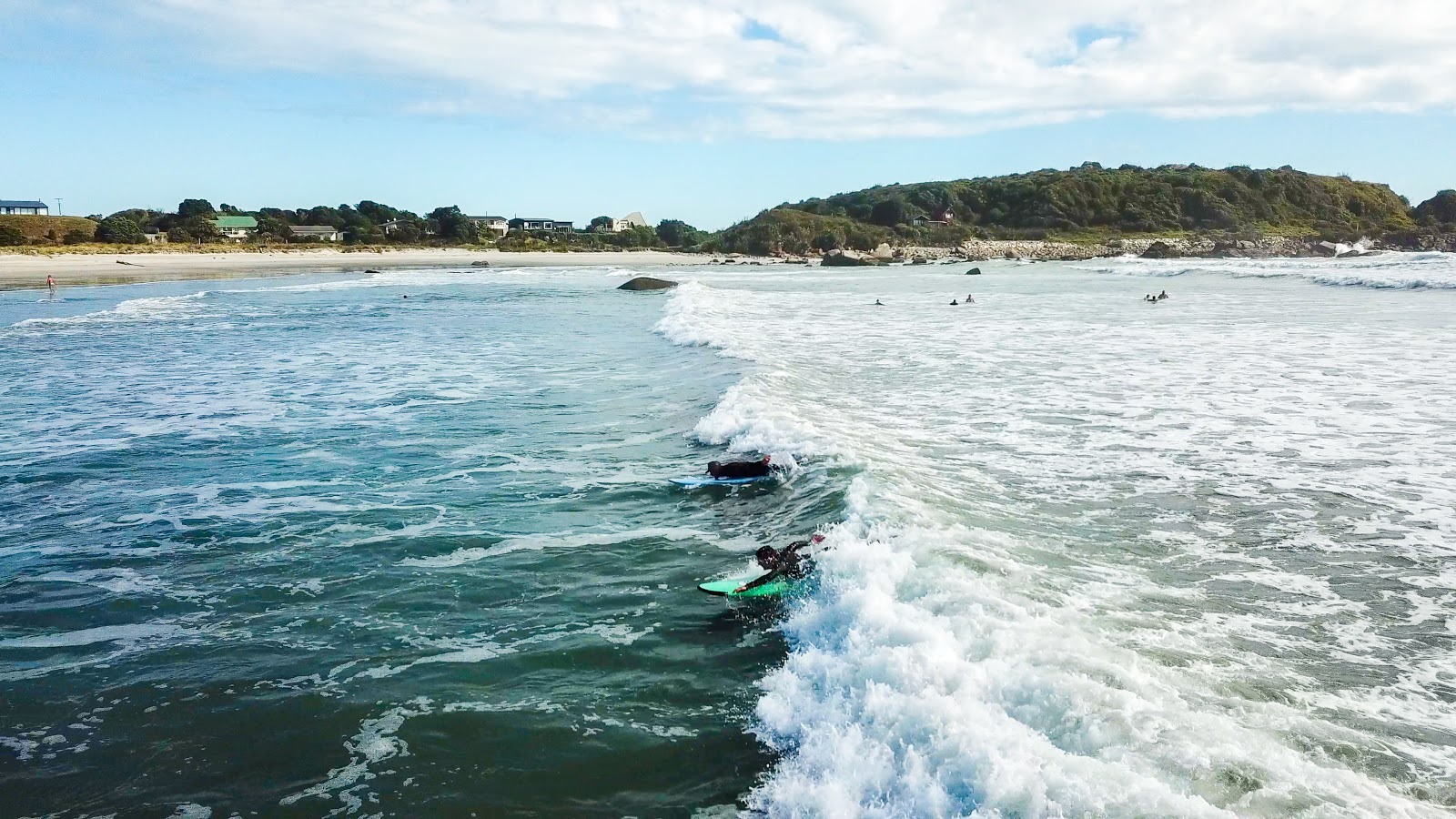 Photo de Tauranga Beach entouré de montagnes