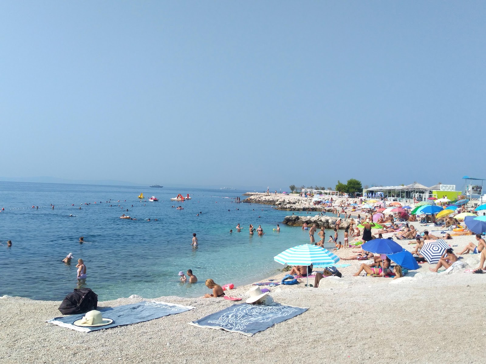 Fotografie cu Znjan City beach - locul popular printre cunoscătorii de relaxare