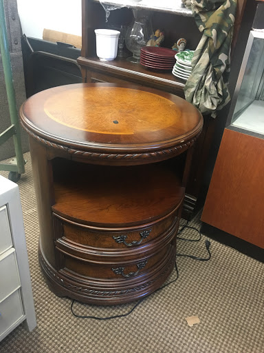 Furniture Store «J & J Furniture Plus», reviews and photos, 1808 N Emerson Ave, Minneapolis, MN 55411, USA