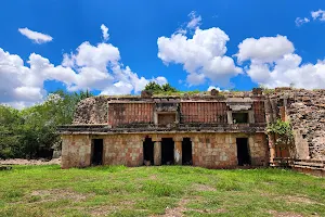 Zona Arqueológica Chacmultún image