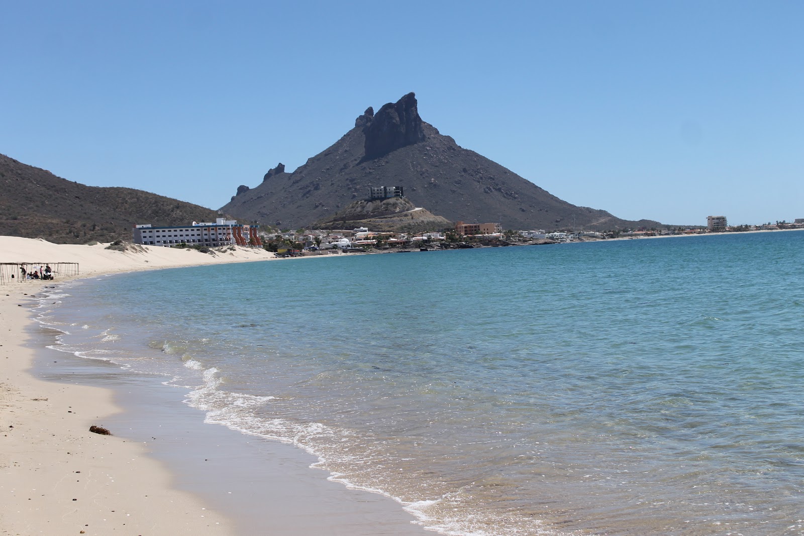 Photo de Playa Los Algodones protégé par des falaises