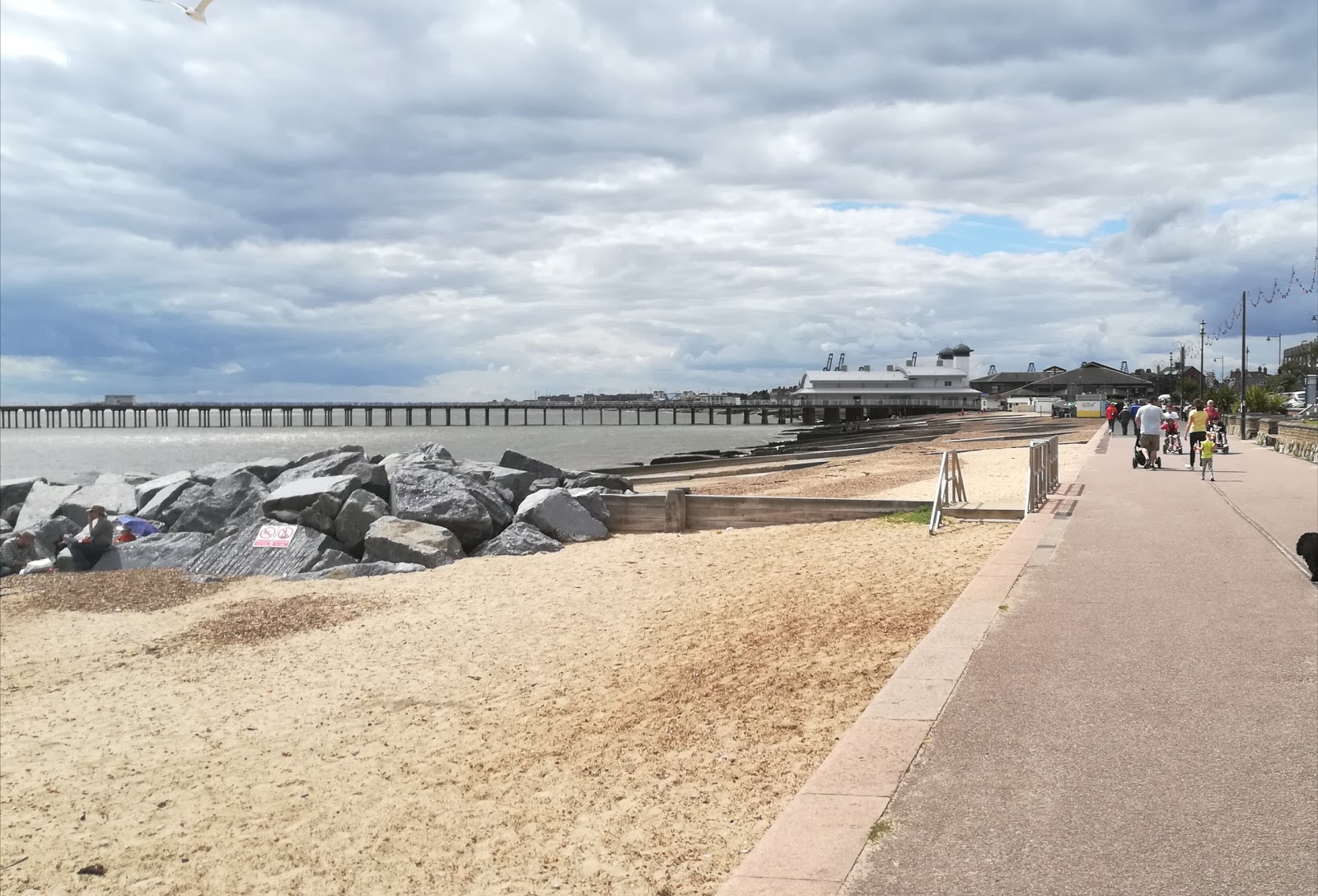 Foto von Felixstowe Strand mit teilweise sauber Sauberkeitsgrad