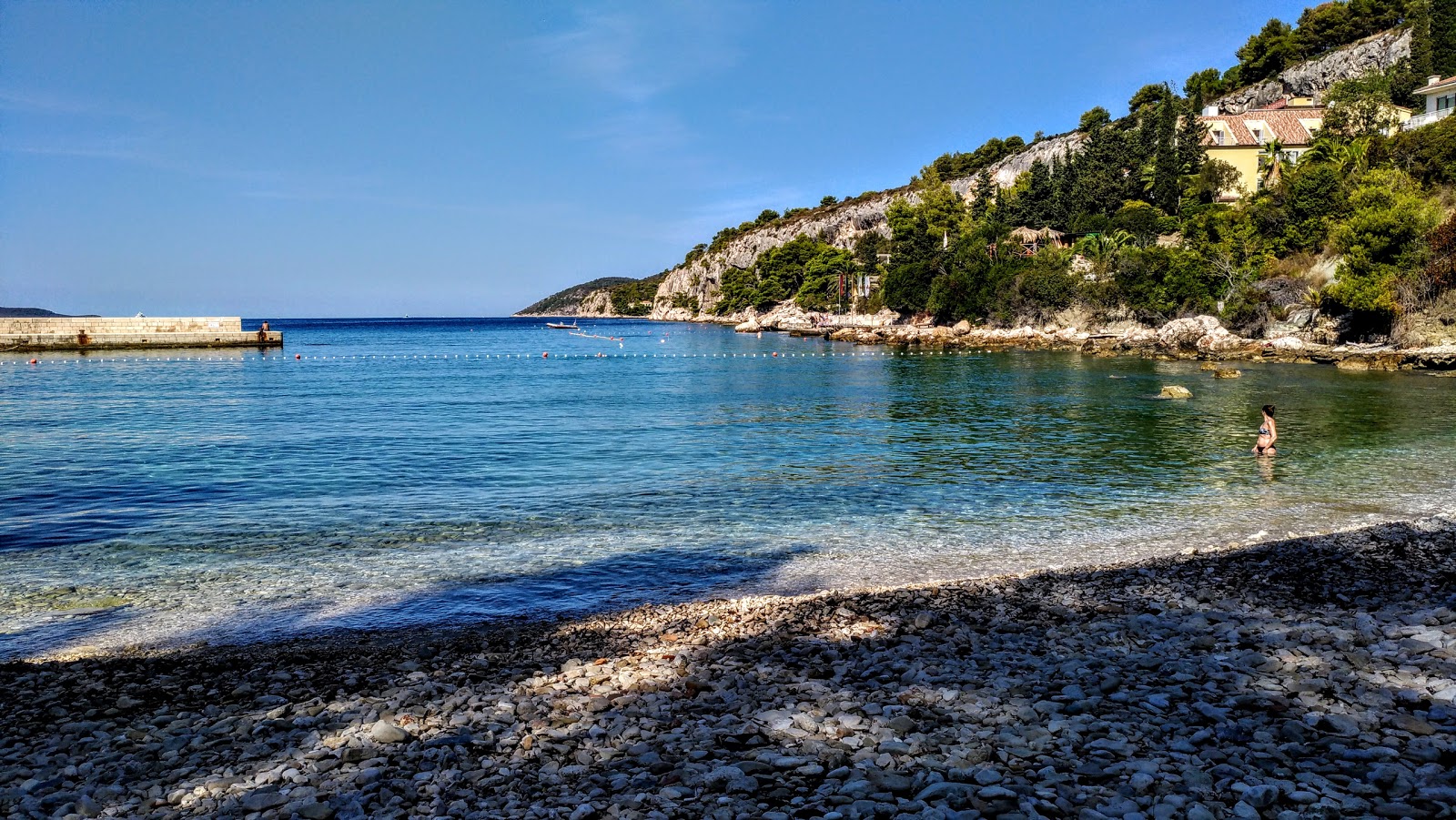 Foto di Podstine beach con una superficie del ciottolo leggero