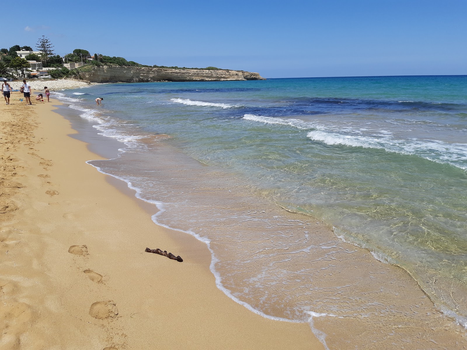 Spiaggia Di Gallina的照片 带有碧绿色纯水表面