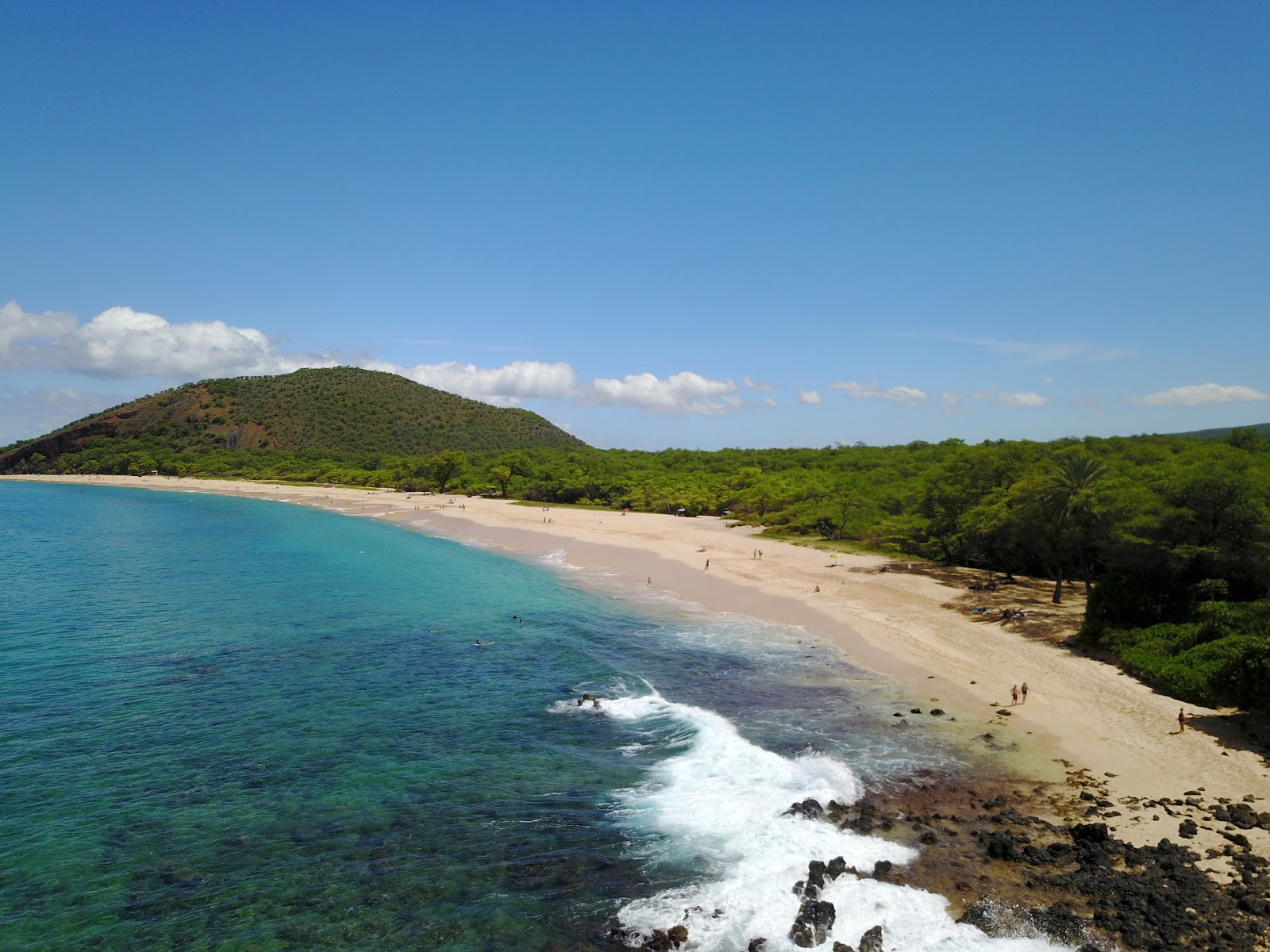 Makena Plajı'in fotoğrafı dağlarla çevrili