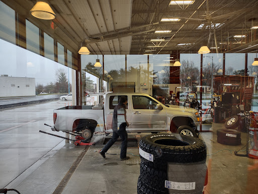 Tire Shop «Discount Tire Store - Springfield, MO», reviews and photos, 3670 S Glenstone Ave, Springfield, MO 65804, USA