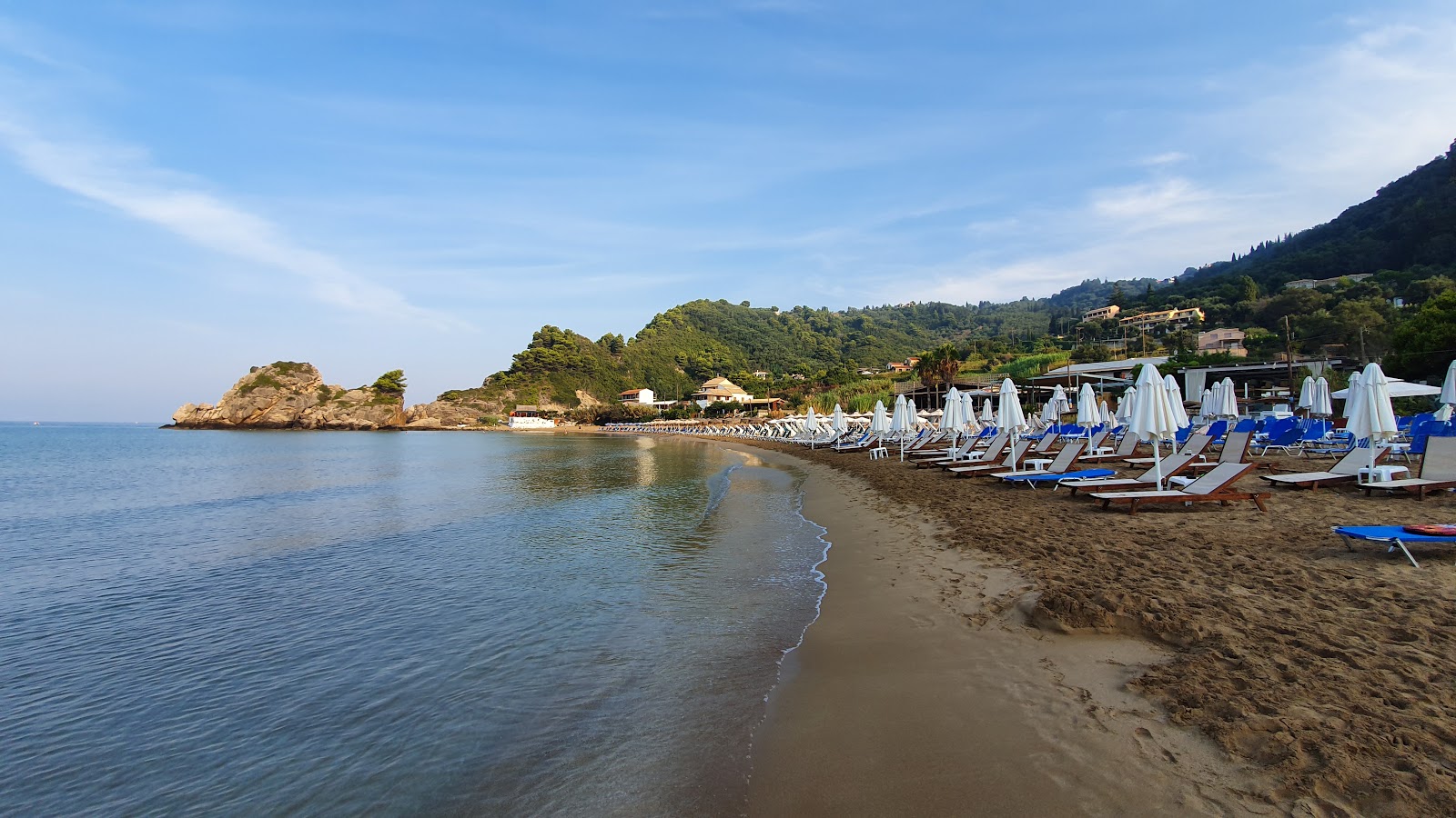 Kontogialos Plajı'in fotoğrafı - rahatlamayı sevenler arasında popüler bir yer