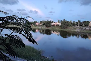 Puzhuthivakkam Lake image