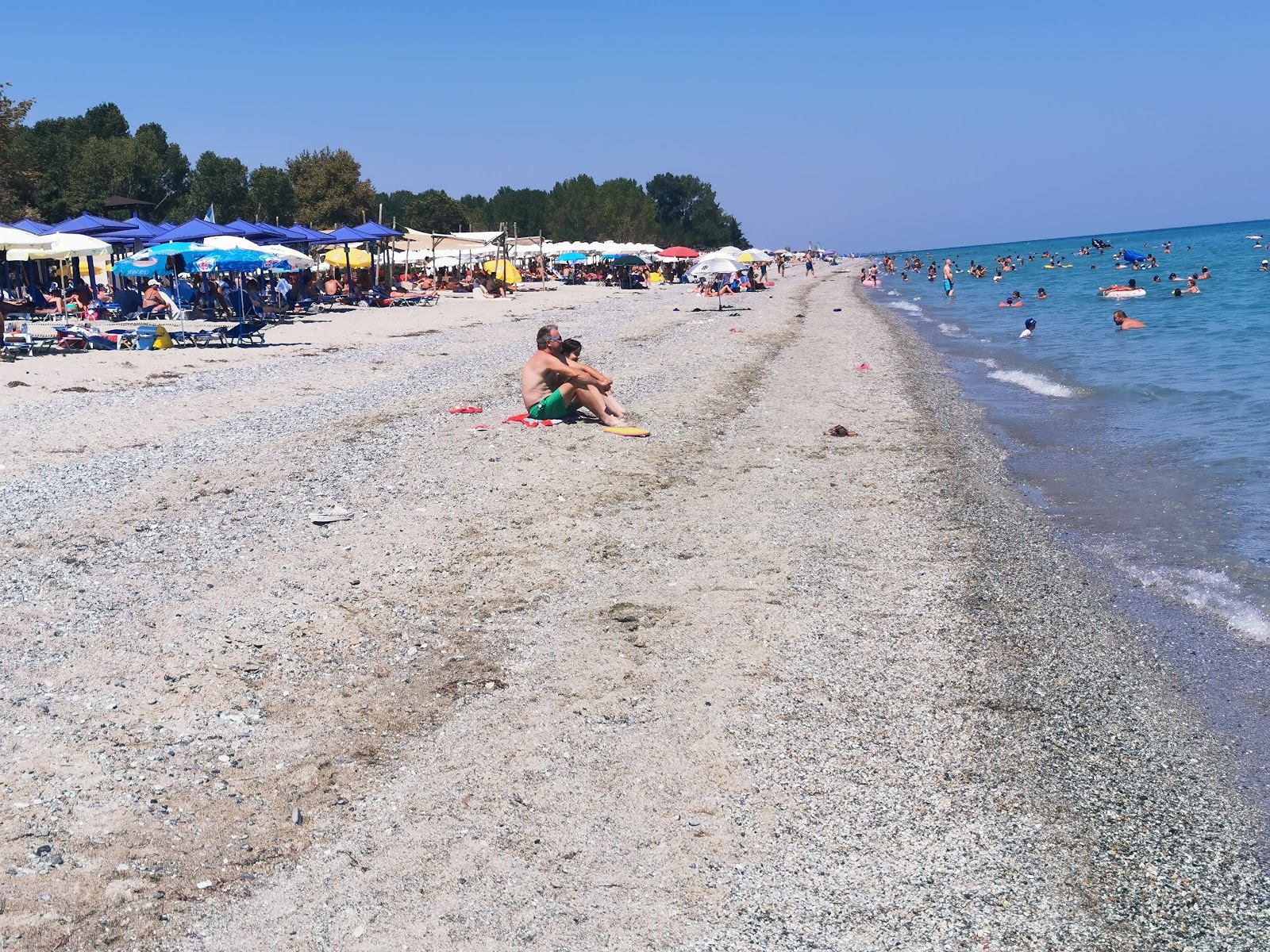 Foto von Mylos beach von Klippen umgeben