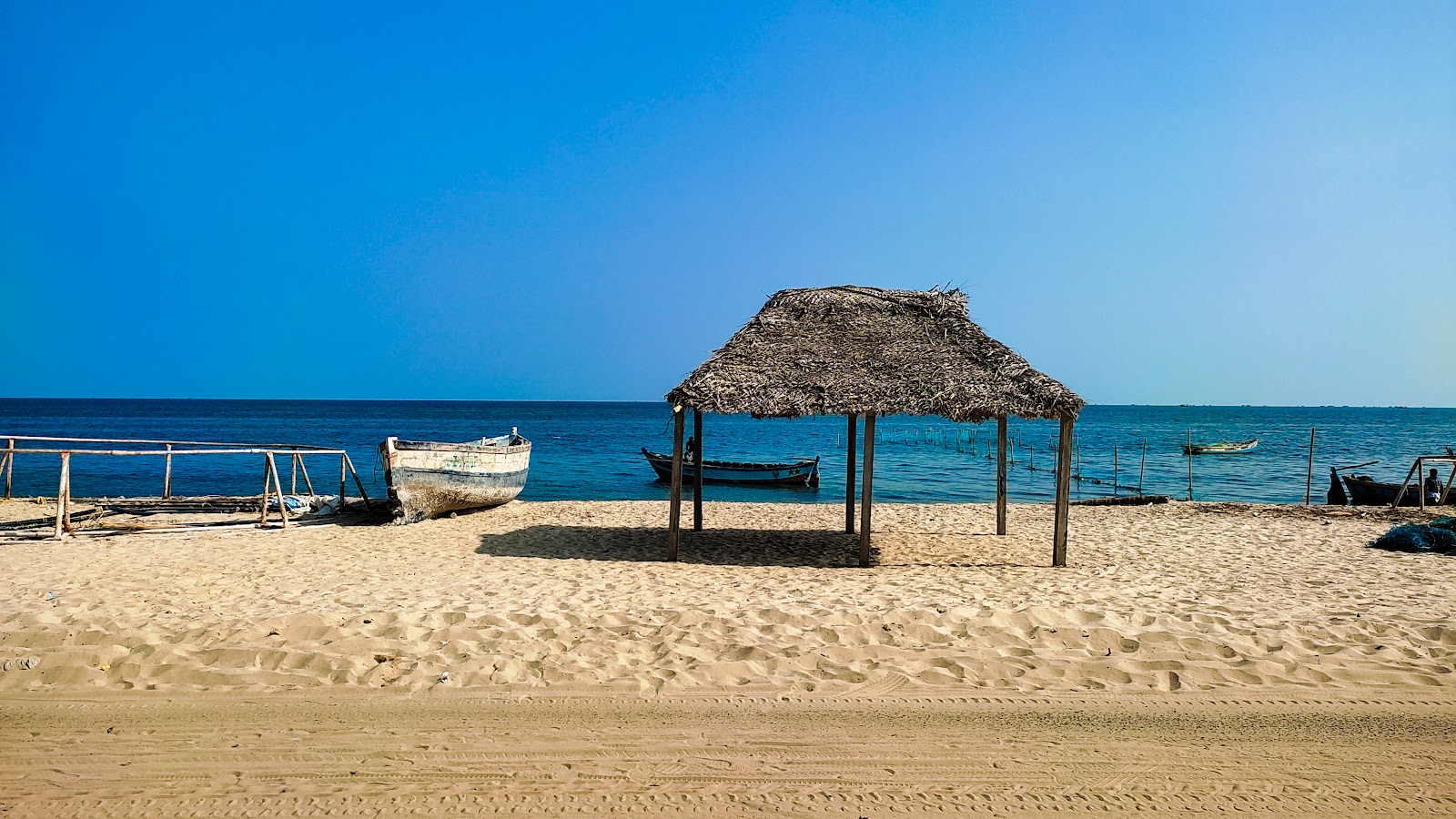 Bluewaters Paradise Mandapam Beach的照片 带有碧绿色纯水表面