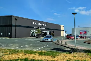 Halle Fashion and Accessories image