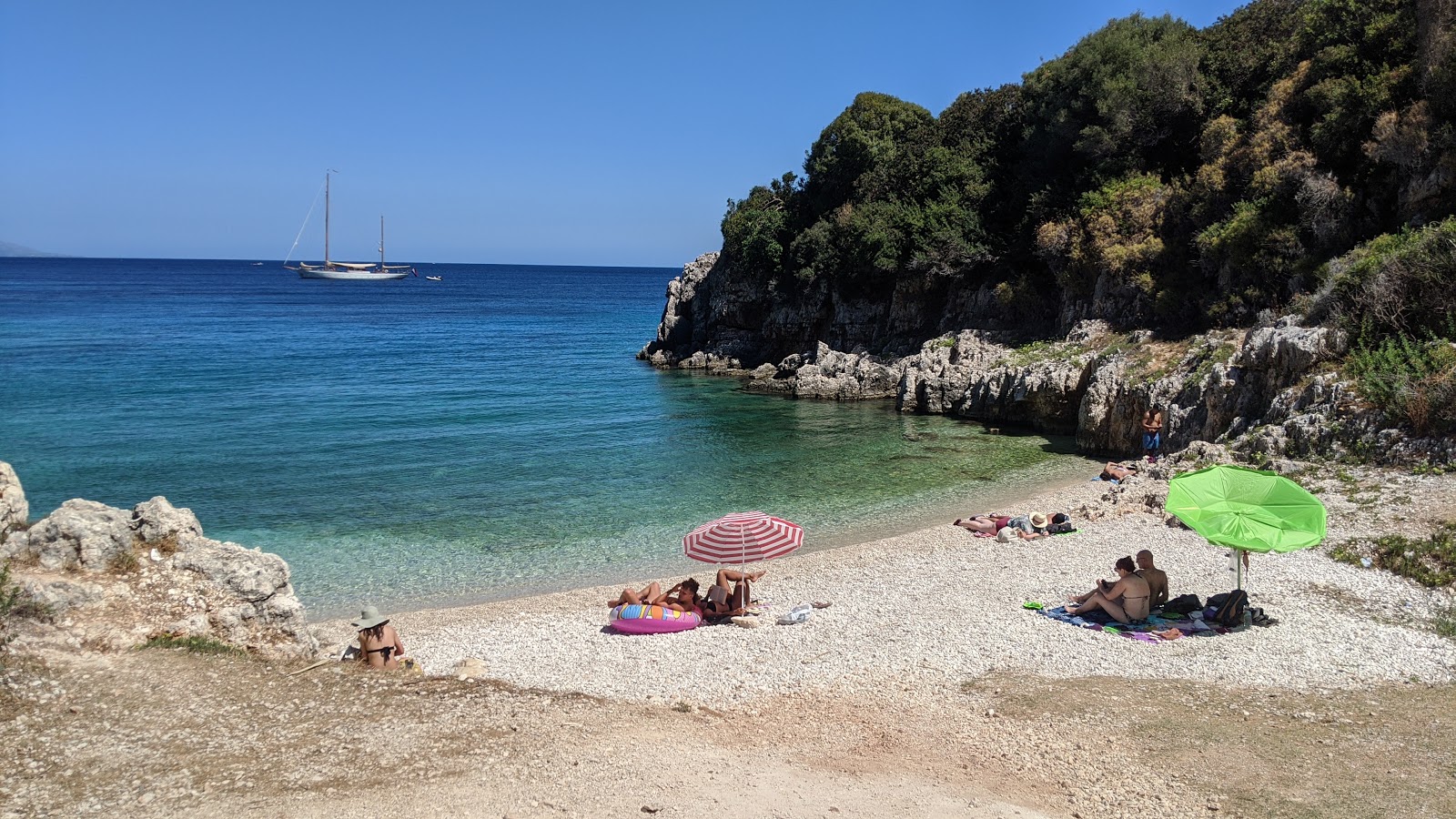 Photo de Climati beach avec caillou clair de surface