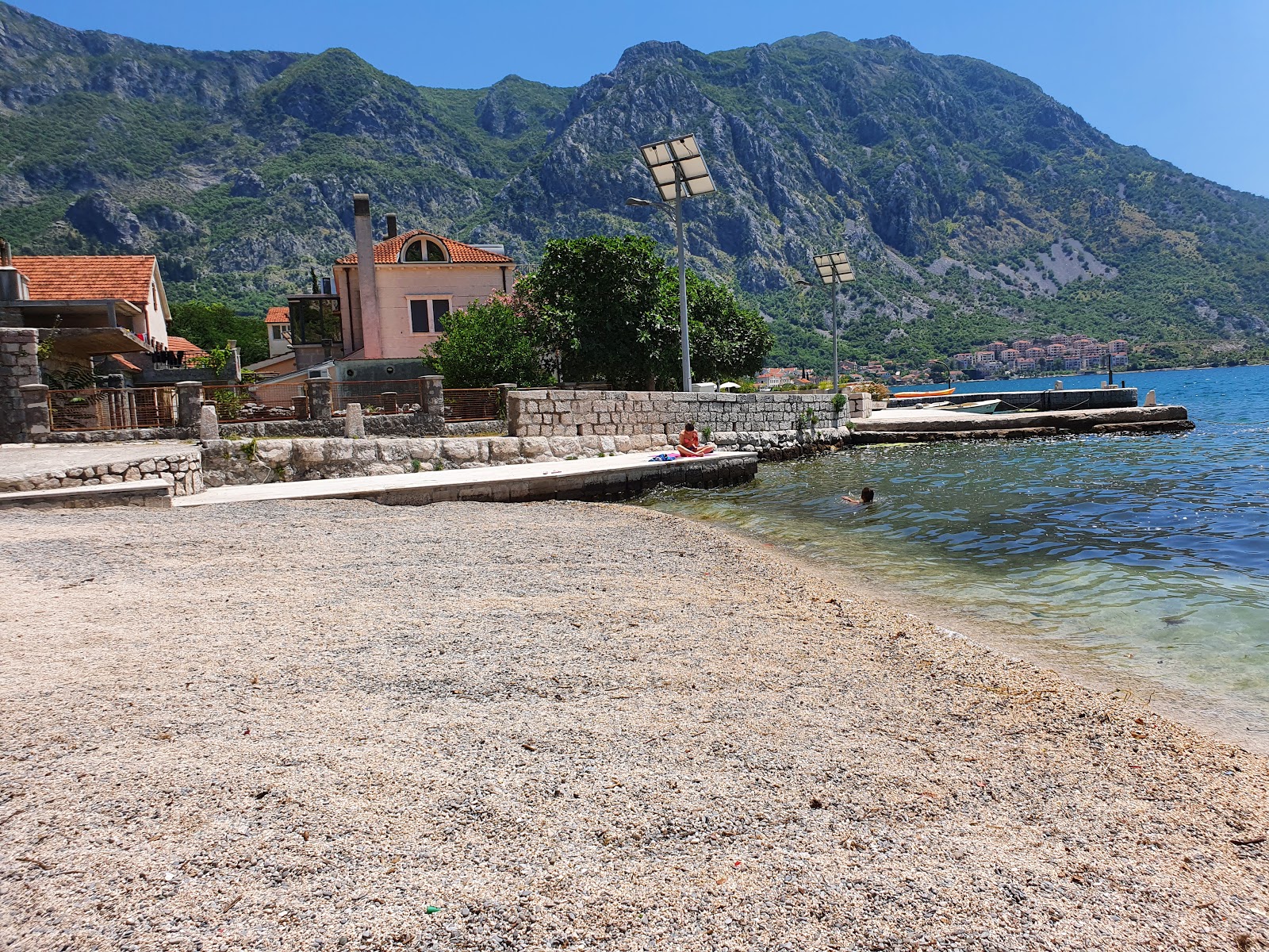 Foto av Smokvica beach med lätt fin sten yta