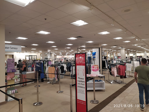 Shopping Mall «Hilldale Shopping Center», reviews and photos, 726 N Midvale Blvd, Madison, WI 53705, USA