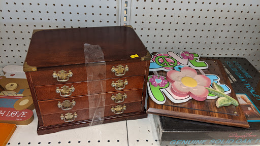 Thrift Store «The Salvation Army Family Store & Donation Center», reviews and photos, 6341 S 27th St, Franklin, WI 53132, USA