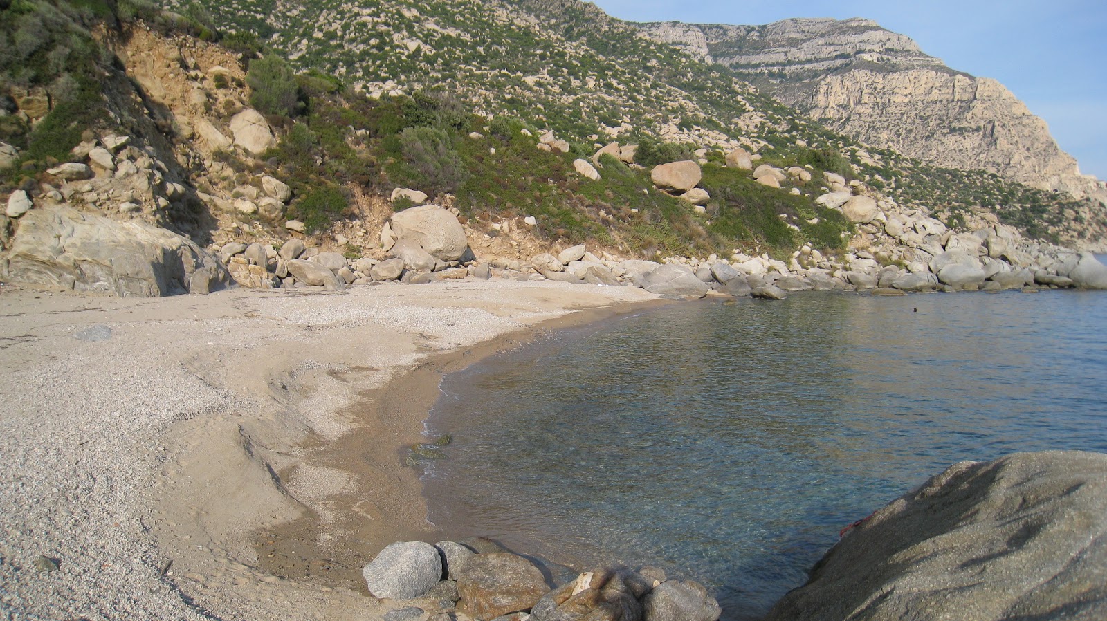 Magganitis beach'in fotoğrafı turkuaz saf su yüzey ile