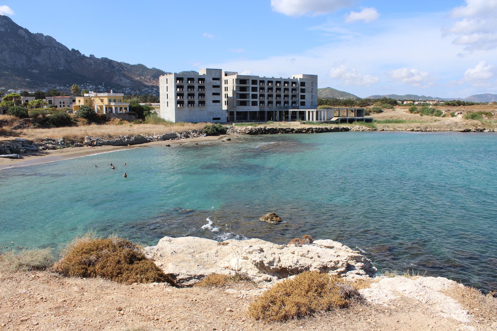 Foto de Sardunya Bay con arena beige superficie