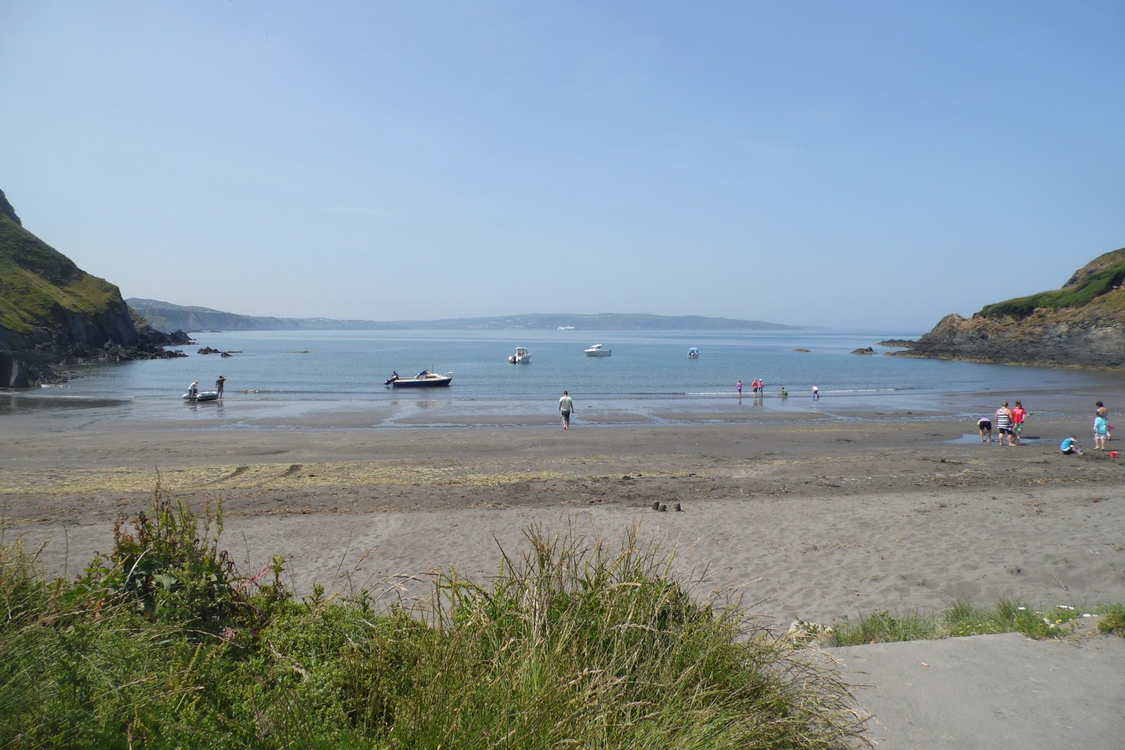 Photo de Pwllgwaelod beach avec l'eau cristalline de surface