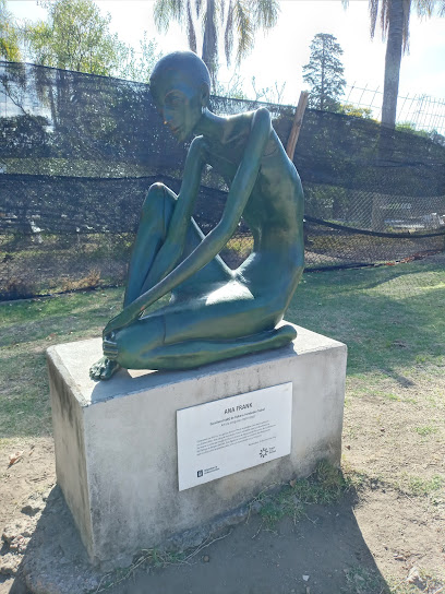 Escultura Ana Frank