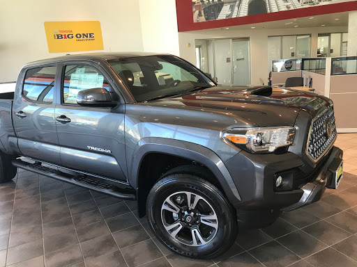 Toyota Dealer «Toyota Pasadena», reviews and photos, 3600 E Foothill Blvd, Pasadena, CA 91107, USA