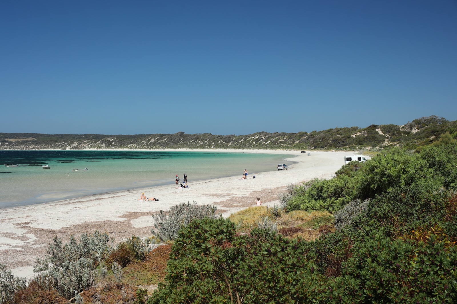 Valokuva Emu Bay Beachista. pinnalla sininen puhdas vesi:n kanssa