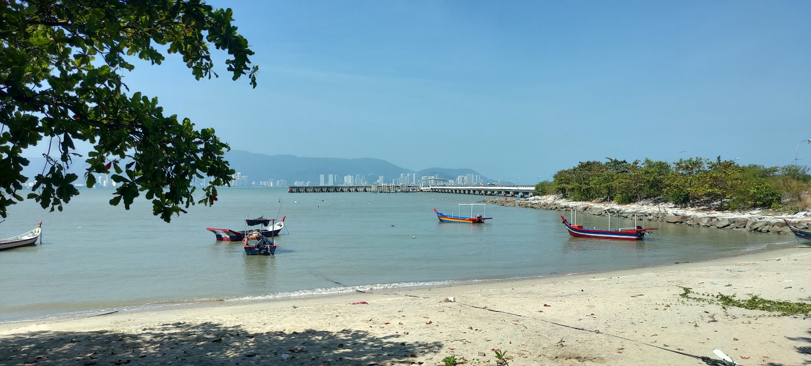 Foto di Bersih Beach con una superficie del sabbia luminosa