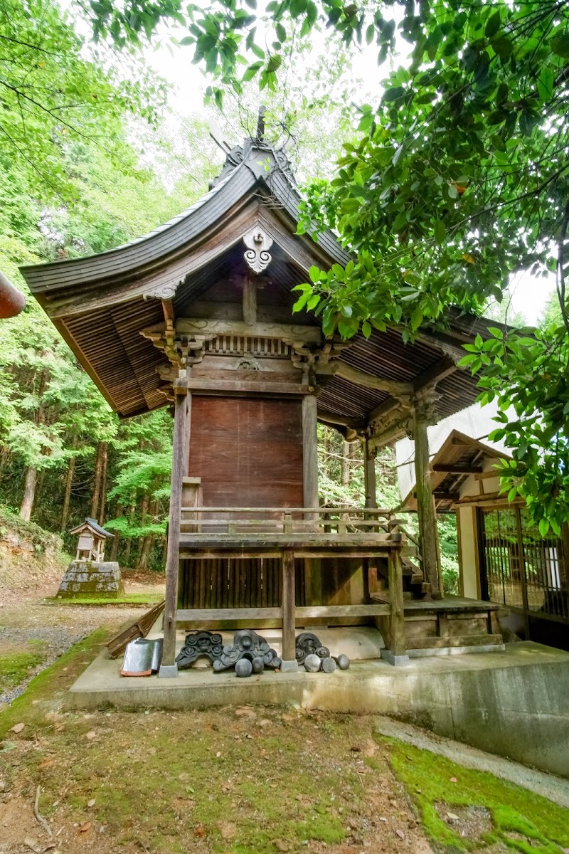 八幡神社威剱神社