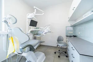 PERŁOWY UŚMIECH - Stomatologia estetyczna | Stomatolog | Dentysta | Białystok Pogodna image