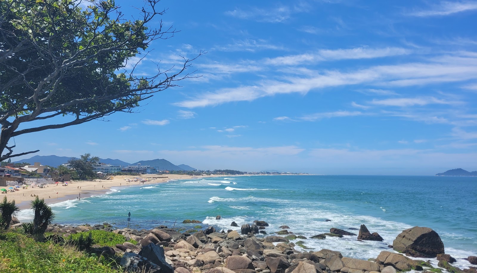 Foto van Praia do Morro das Pedras met recht en lang