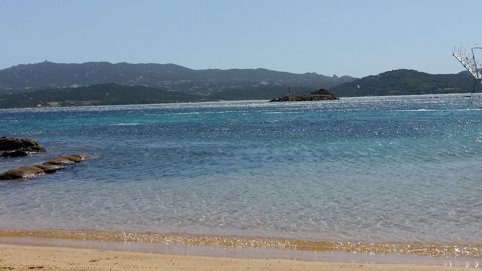 Foto van Molo di La Conia met blauw puur water oppervlakte