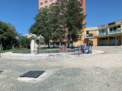 Pěší promenáda a park s fontánou - Juliánovské náměstí