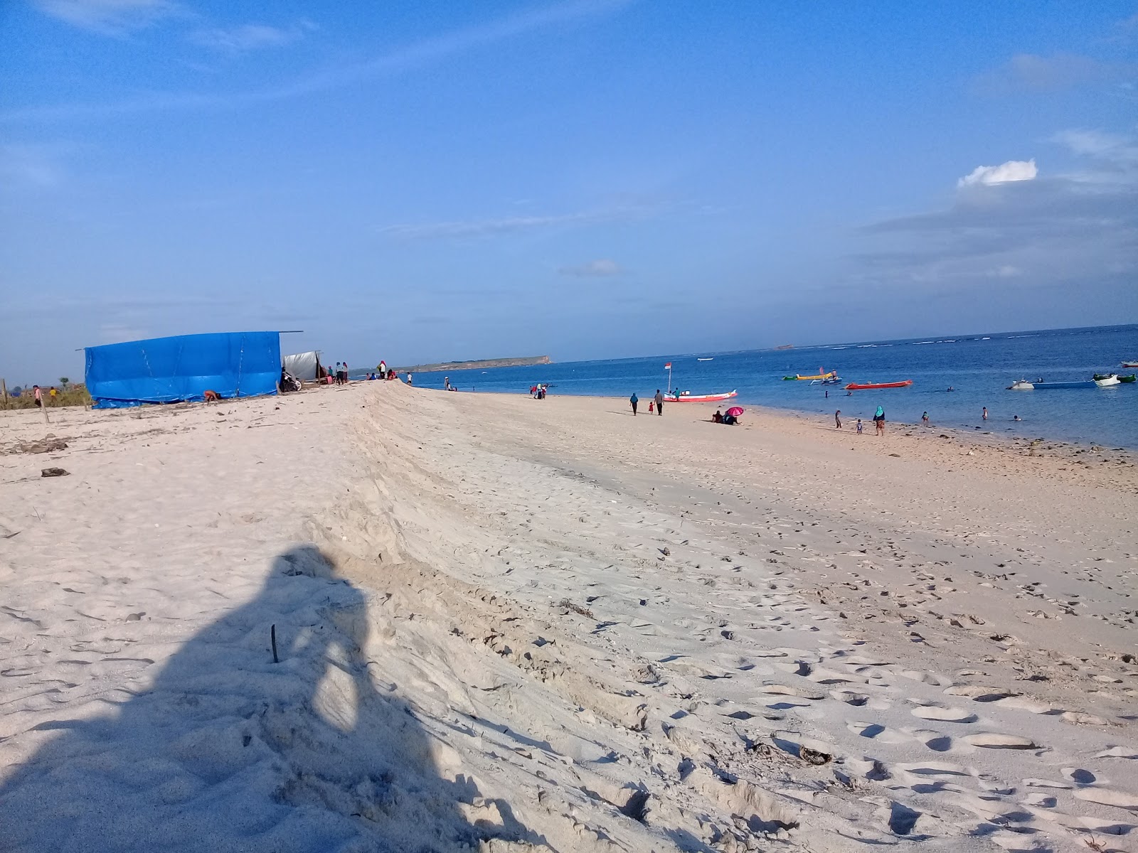 Zdjęcie Kaliantan Beach otoczony górami