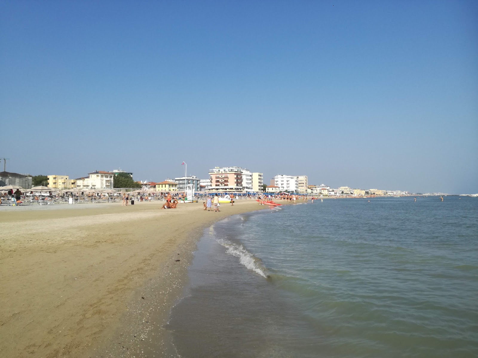 Valokuva Spiaggia Marina Di Viserbellaista. pinnalla beige iekka:n kanssa
