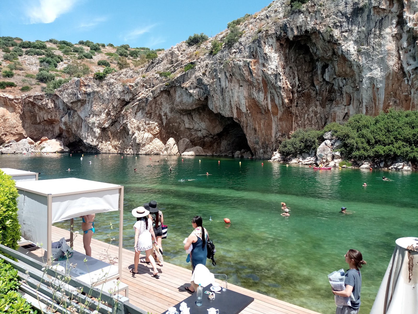 Foto van Vouliagmeni Lake gelegen in een natuurlijk gebied
