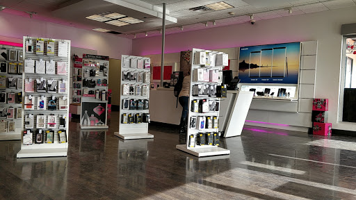 Cell Phone Store «T-Mobile», reviews and photos, 12435 Limonite Ave Suite 550, Mira Loma, CA 91752, USA