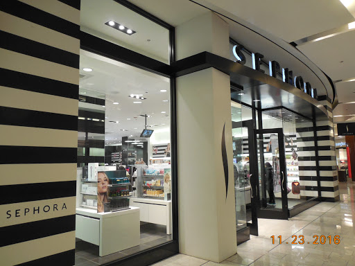 Cosmetics Store «SEPHORA», reviews and photos, 108 N State St Ste 134, Chicago, IL 60602, USA