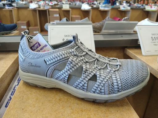 Shoe Store «DSW Designer Shoe Warehouse», reviews and photos, 917 Hartford Turnpike, Waterford, CT 06385, USA