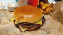 Cheeseburger du Restauration rapide McDonald's à Évry-Courcouronnes - n°12