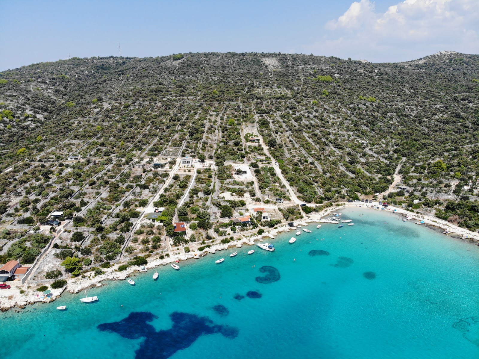 Foto von Old Trogir beach von Klippen umgeben