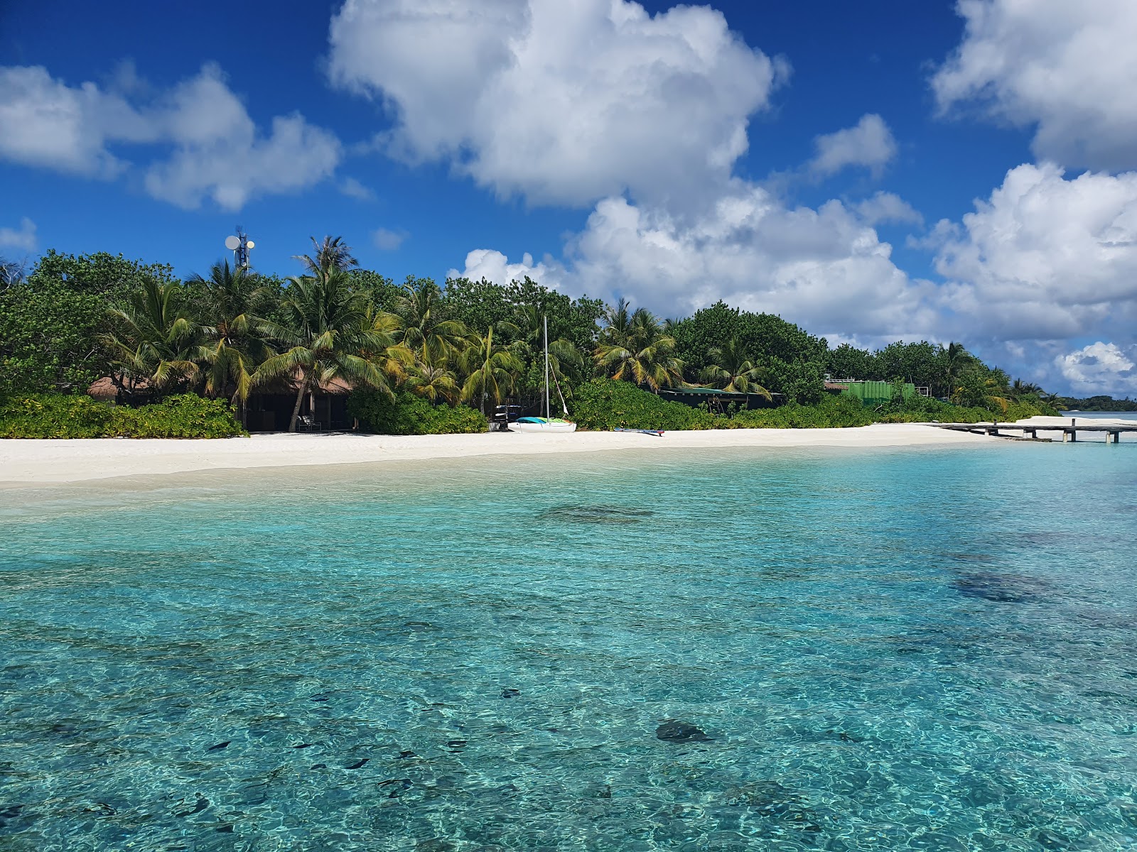 Foto de Como Resort Island com areia branca superfície