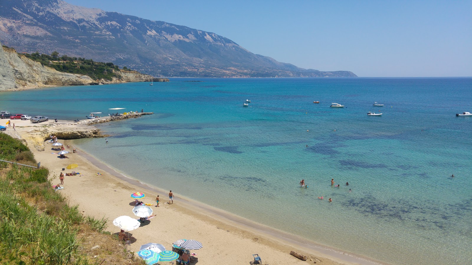 Fotografie cu Klimatsias beach cu o suprafață de nisip maro