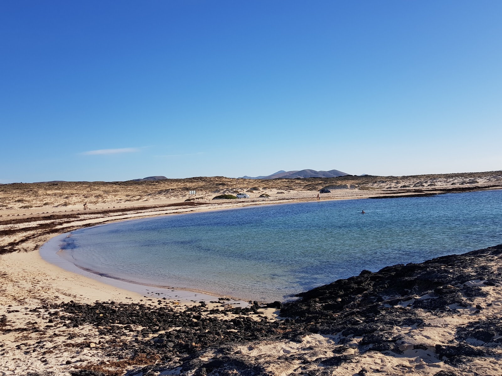 Foto de Playa Los Charcos II com água verde clara superfície