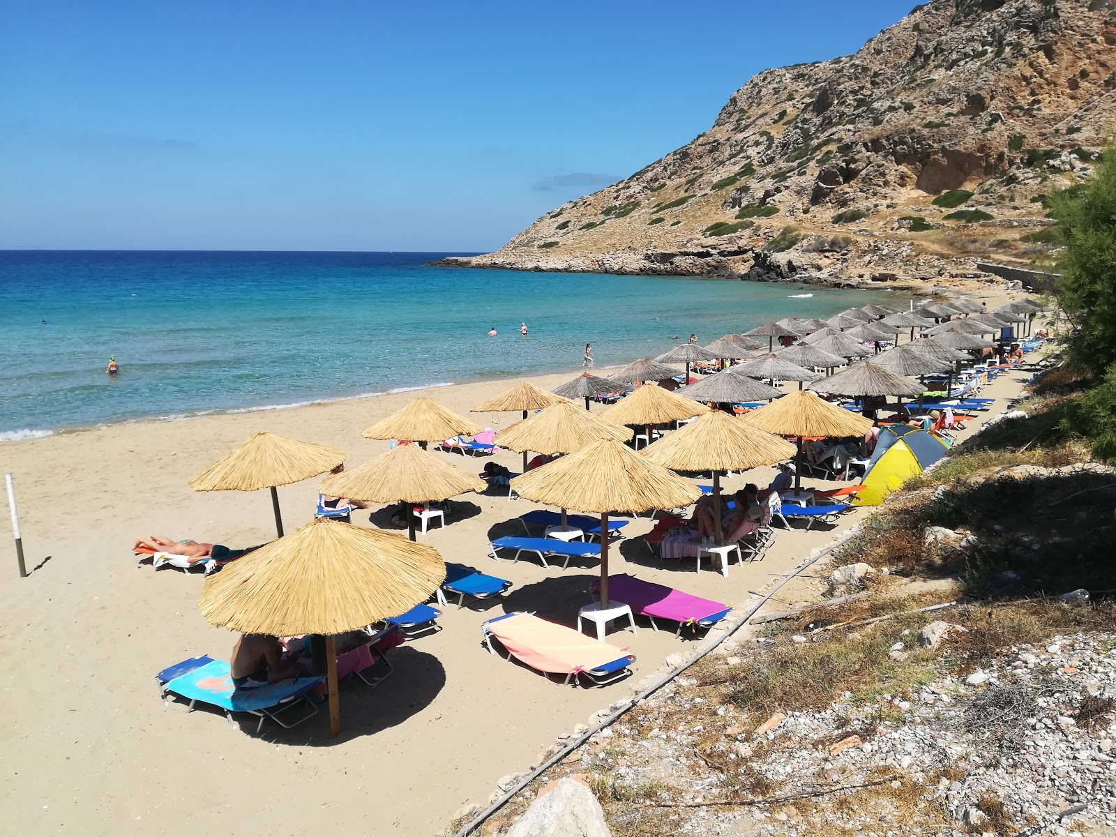 Foto van Agios Nikolaos beach met fijn bruin zand oppervlakte