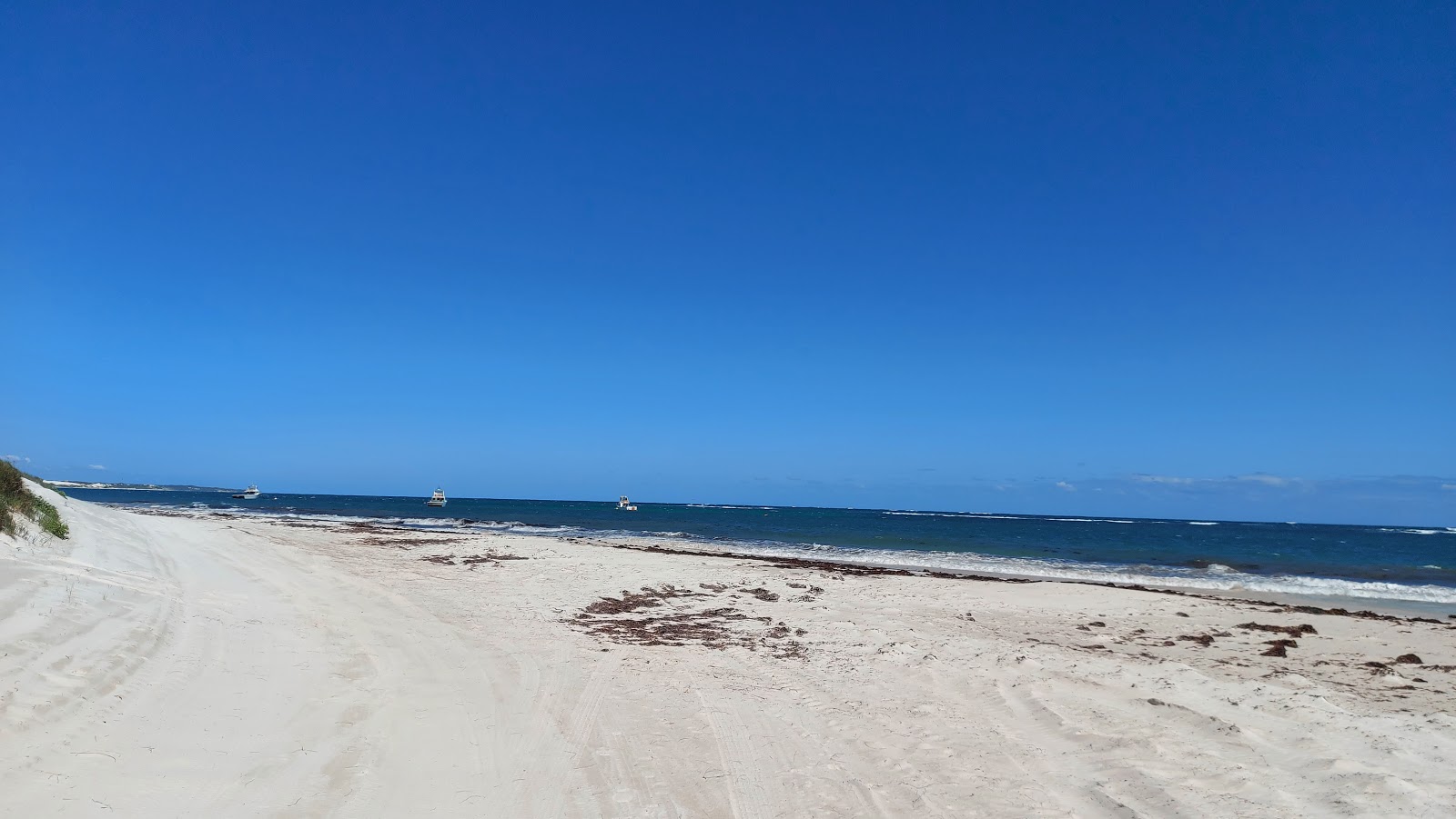 Foto de Ledge Point Beach con arena fina y blanca superficie