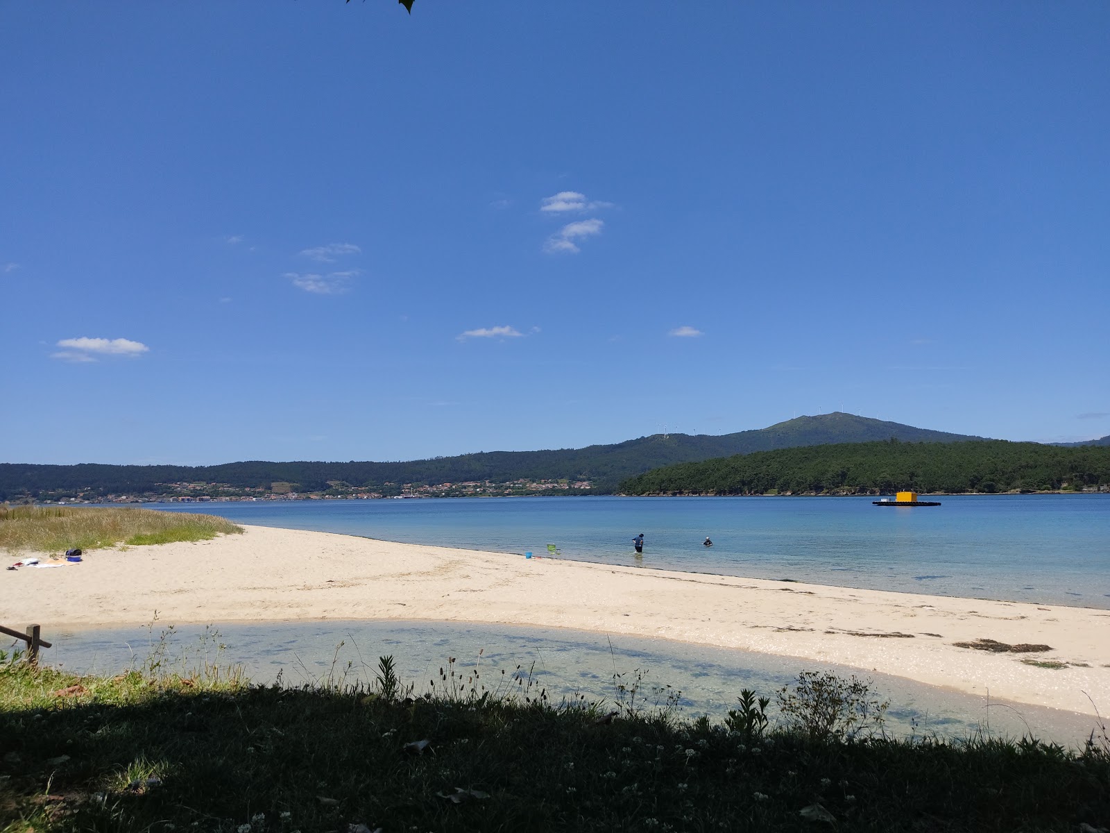Foto di Praia de Testal con una superficie del sabbia bianca
