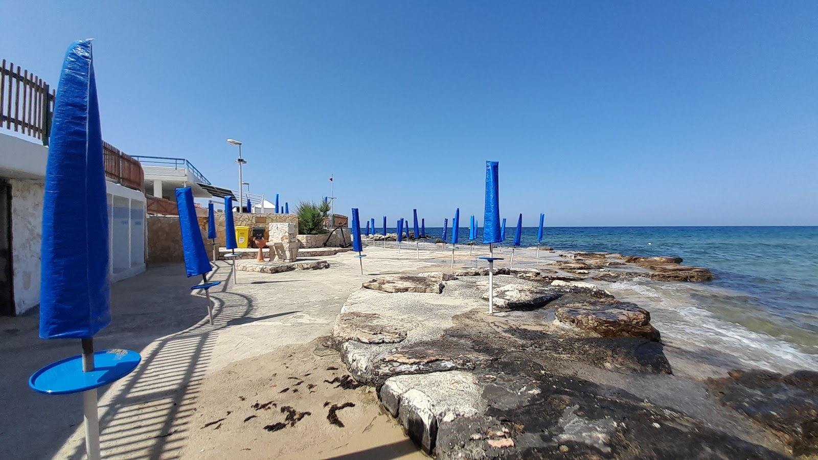 Foto di Lido Il Titolo Beach con una superficie del sabbia grigia